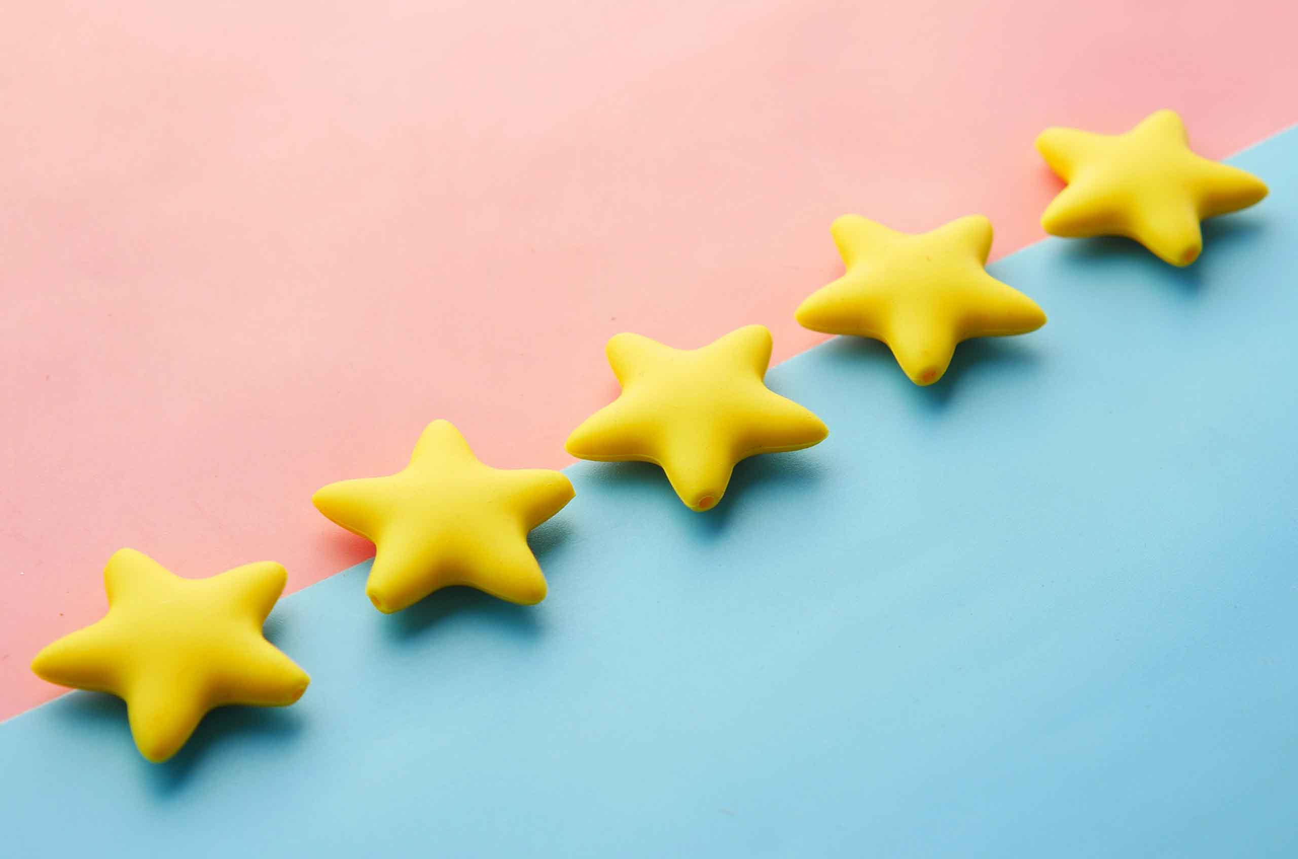 Recensioni, testimonianze e casi reali: come usarli sui social senza sembrare autocelebrativi